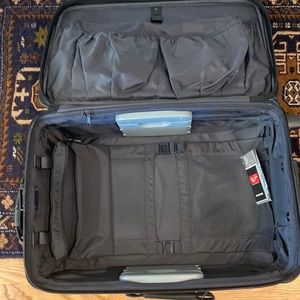 Briggs & Riley, Essential 2 wheel carry on case. black luggage